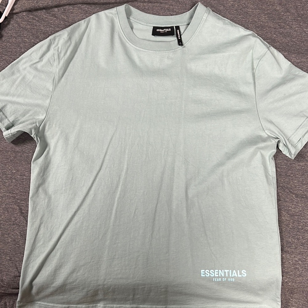 Essential T shirt, green, medium, reflective logo